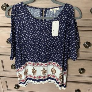 Top with open shoulder and flowy look. Very boho!